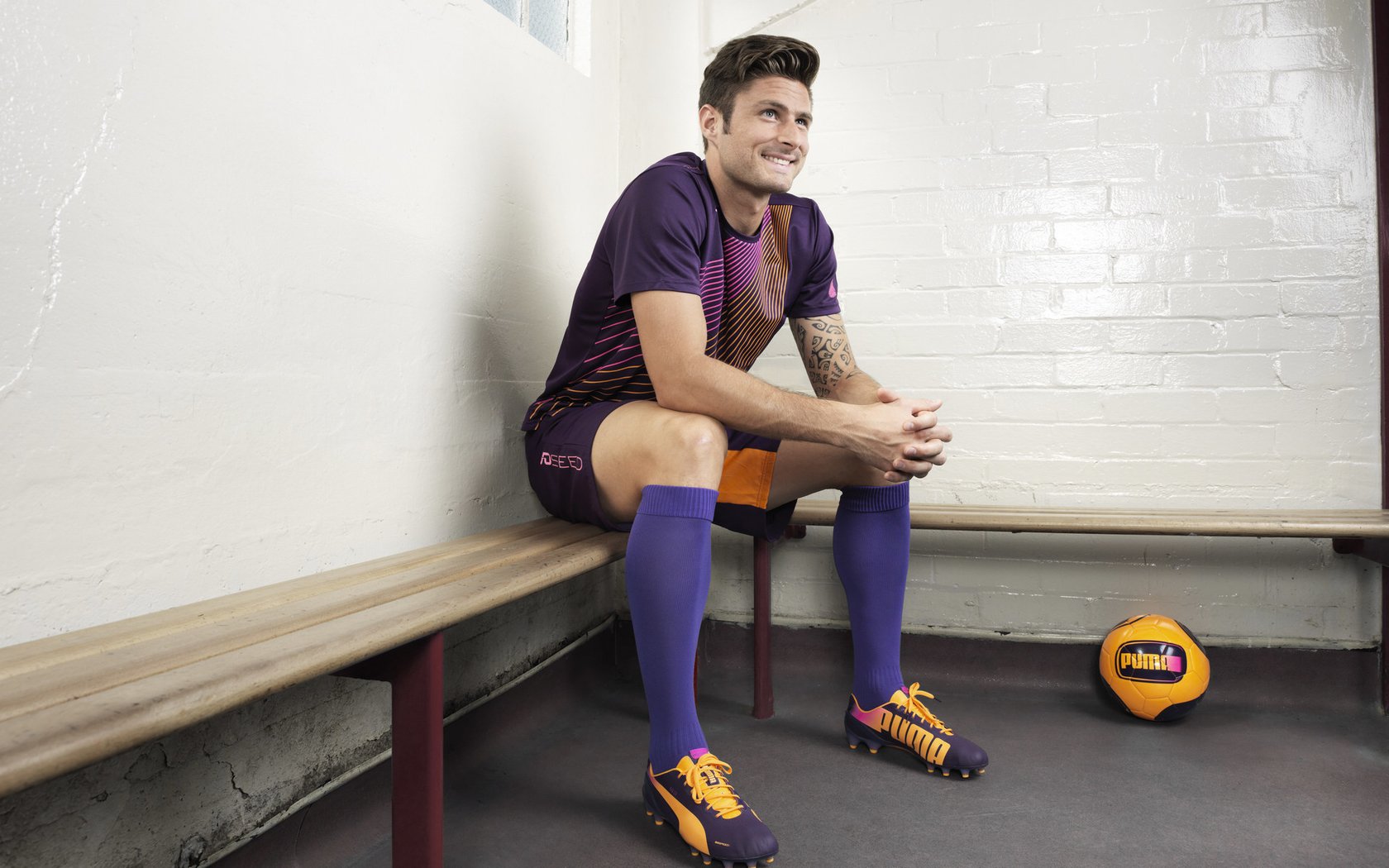 中国足球传中落点选择模式分析，足球落地才算出界吗